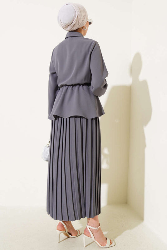 بدلة تنورة مطوية مربوطة بخصر مطاطي باللون الرمادي