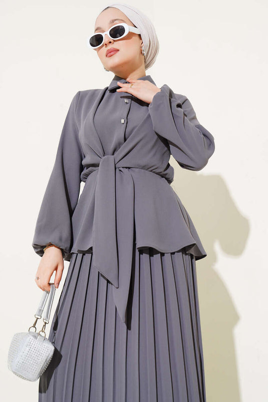 بدلة تنورة مطوية مربوطة بخصر مطاطي باللون الرمادي