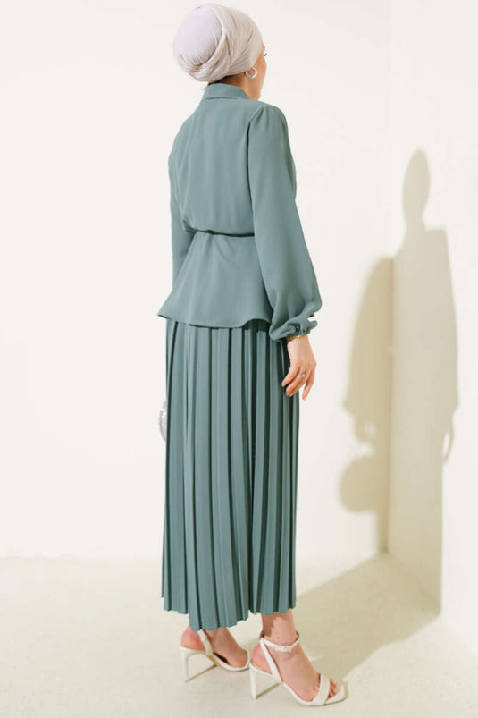 Traje de falda plisada con cinturilla elástica y lazo color menta