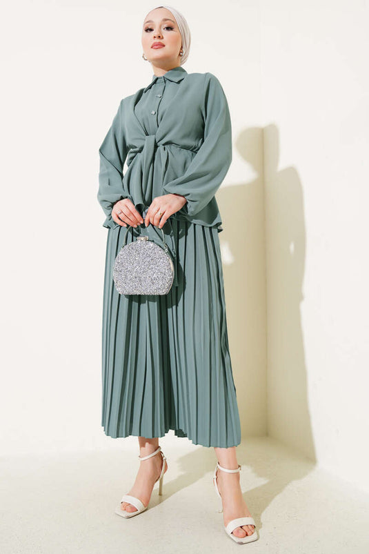 Traje de falda plisada con cinturilla elástica y lazo color menta