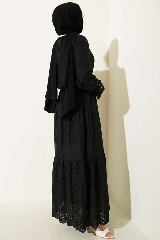 Schwarzes Kleid mit elastischem Bund und Spitzenbesatz