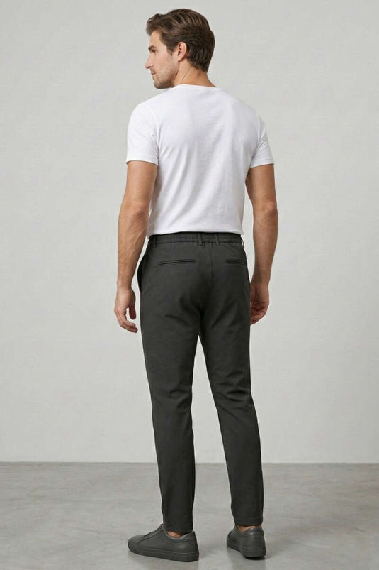 Herrenhose mit schmalem Bein und elastischem Bund, Schwarz