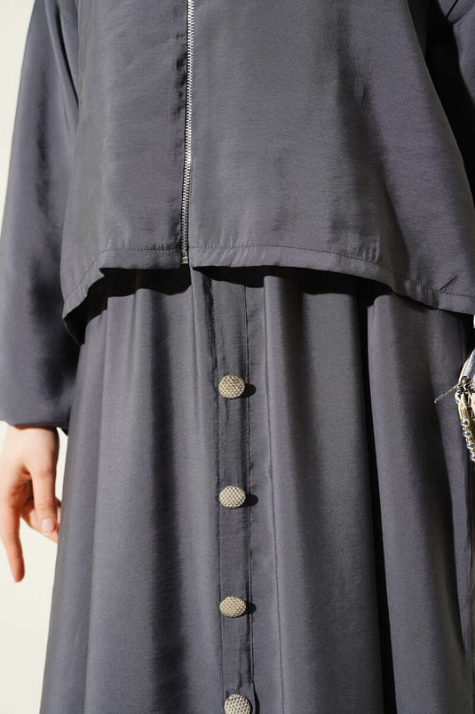 بدلة فستان بتفاصيل أزرار مطاطية على الخصر باللون الدخاني