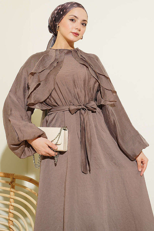 Kleid mit elastischem Bund, Rüschendetails und Gürtel in Vizon