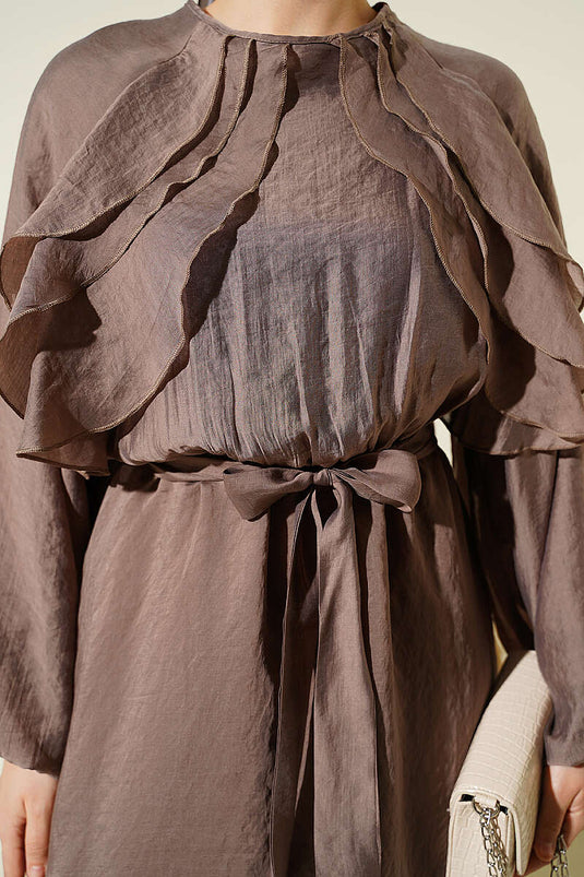 Kleid mit elastischem Bund, Rüschendetails und Gürtel in Vizon