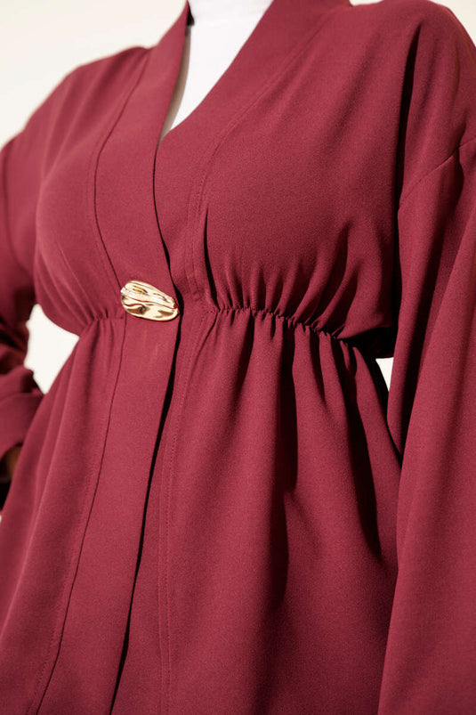 طقم مزدوج بحزام مطاطي ذهبي مع إكسسوارات باللون العنابي