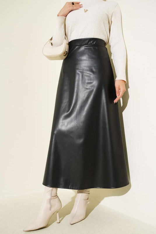 تنورة جلدية أساسية واسعة بخصر مطاطي باللون الأسود