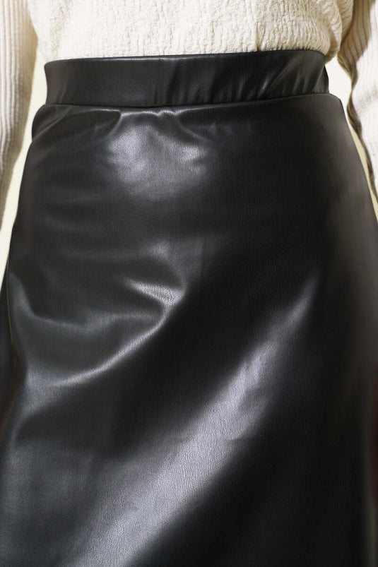 تنورة جلدية أساسية واسعة بخصر مطاطي باللون الأسود