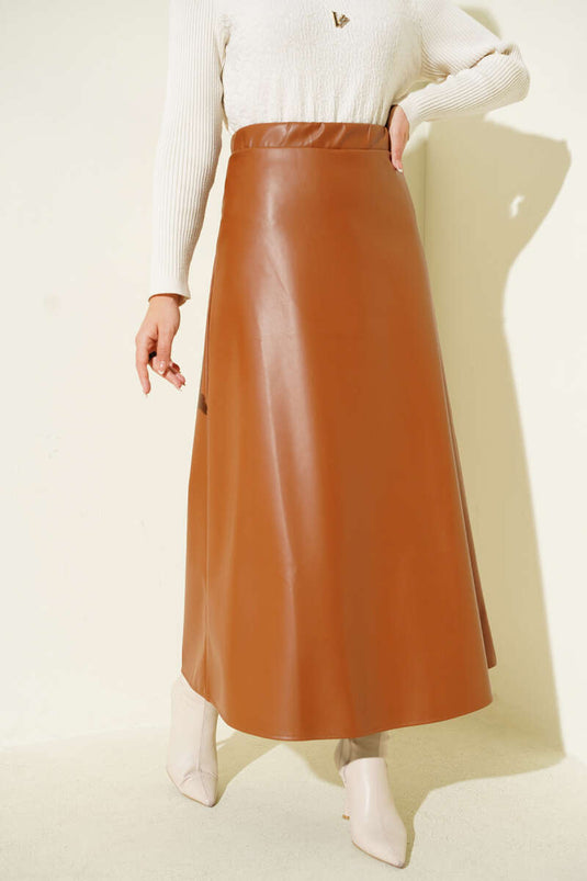 تنورة جلدية أساسية واسعة بخصر مطاطي بلون بني