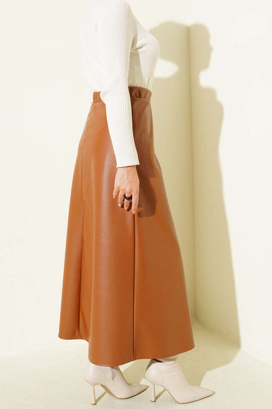 تنورة جلدية أساسية واسعة بخصر مطاطي بلون بني