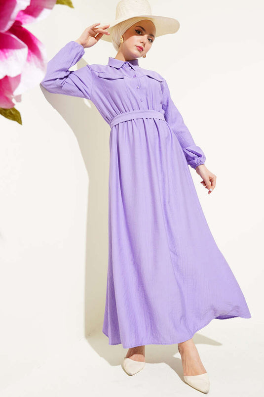 Kleid mit elastischer Taille, Gürtel und Klapptasche in Flieder