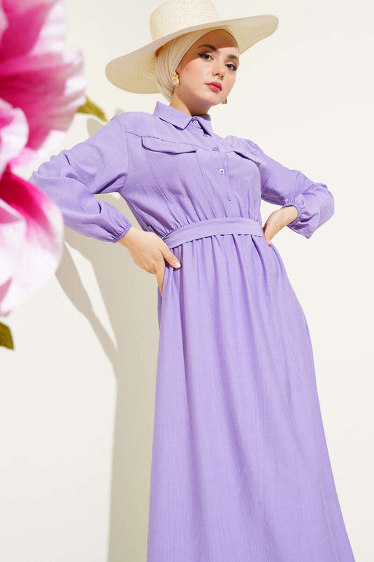 Kleid mit elastischer Taille, Gürtel und Klapptasche in Flieder