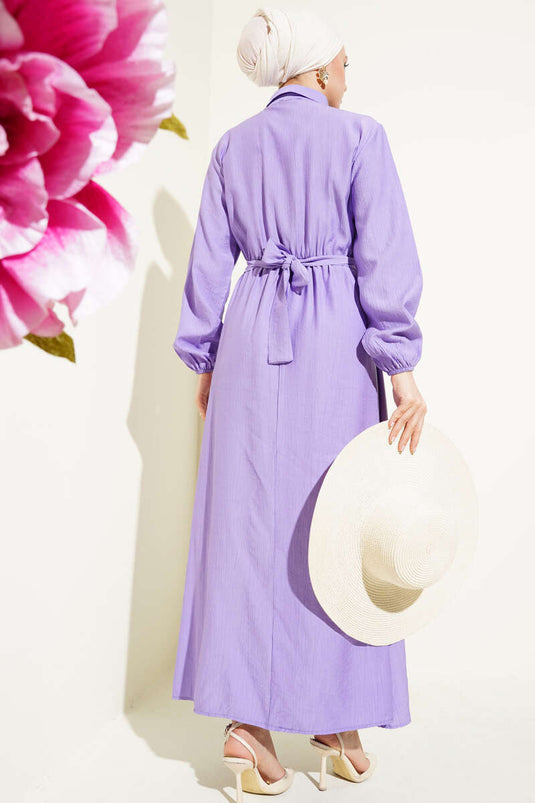 Kleid mit elastischer Taille, Gürtel und Klapptasche in Flieder