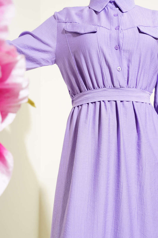 Kleid mit elastischer Taille, Gürtel und Klapptasche in Flieder