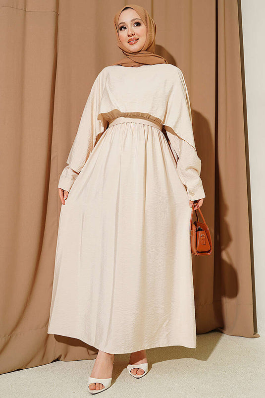 Robe beige avec ceinture élastique à la taille et cape d'épaule