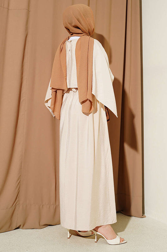 Robe beige avec ceinture élastique à la taille et cape d'épaule