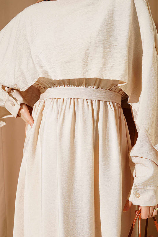 Robe beige avec ceinture élastique à la taille et cape d'épaule