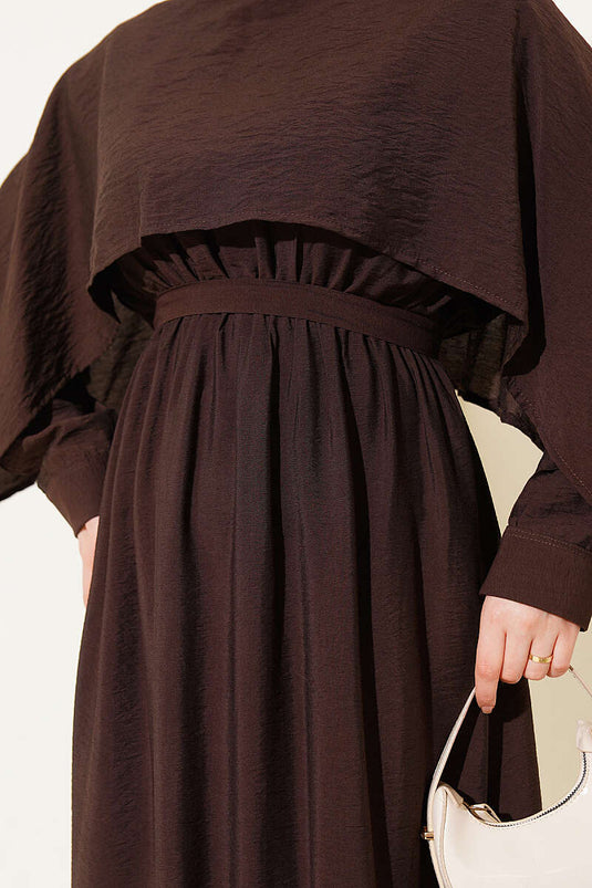 Robe à épaulettes avec ceinture élastique marron