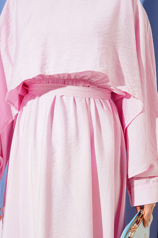 Robe rose avec ceinture élastique à la taille et cape d'épaule