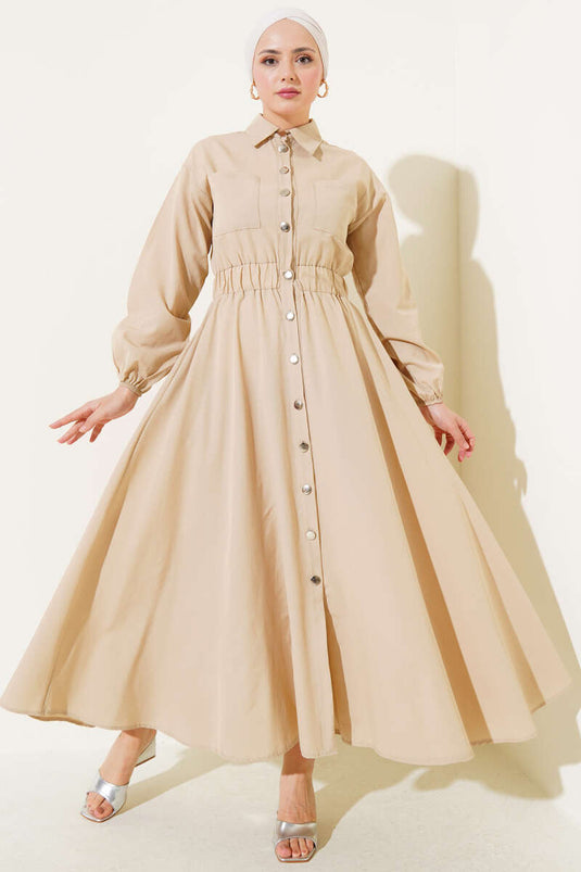 Robe beige à taille élastique et boutons métalliques