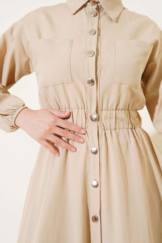 Robe beige à taille élastique et boutons métalliques