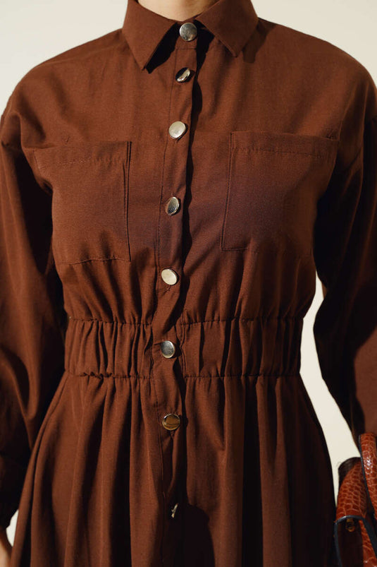 Kleid mit Gummizug und Metallknöpfen, Cognacfarben