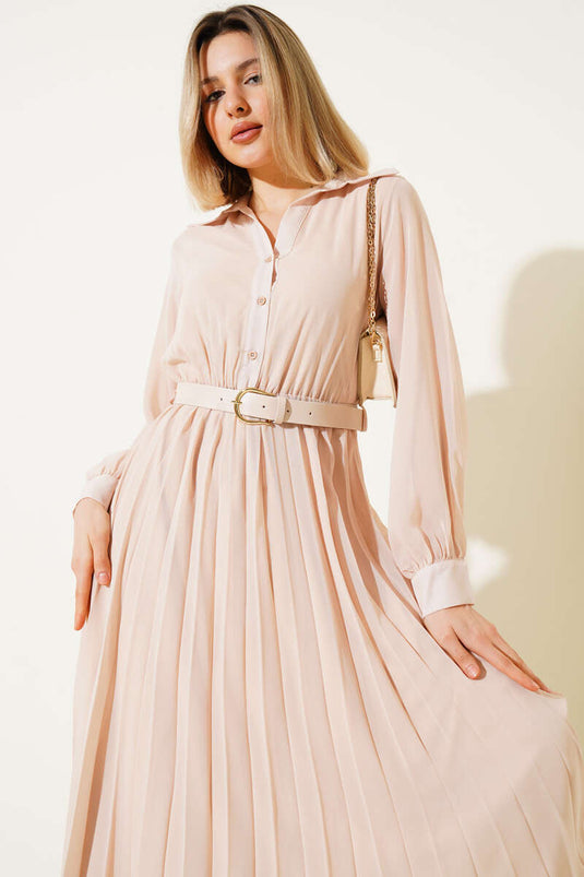 Robe beige en mousseline plissée à taille élastique et ceinture, avec plis et taille élastique.