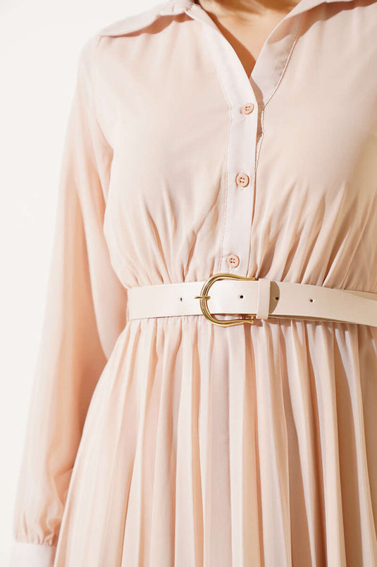 Robe beige en mousseline plissée à taille élastique et ceinture, avec plis et taille élastique.