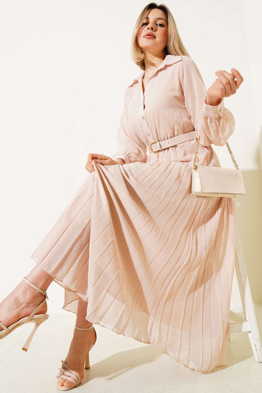 Robe beige en mousseline plissée à taille élastique et ceinture, avec plis et taille élastique.