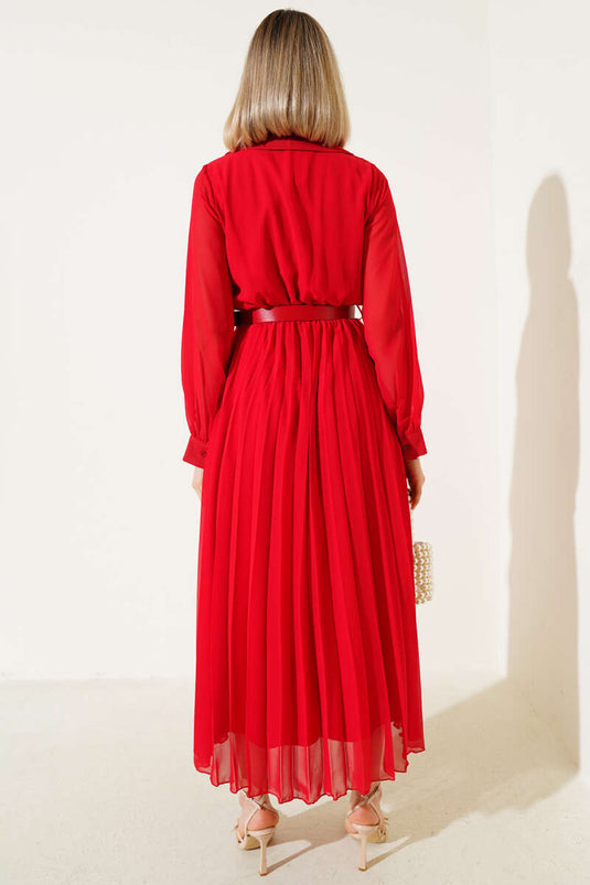 Robe rouge en mousseline plissée à taille élastique et ceinture, avec ceinture.