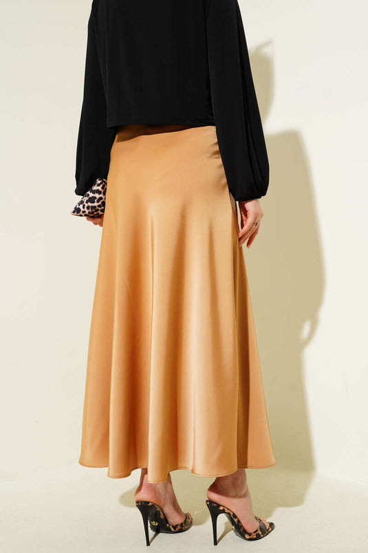 Jupe évasée camel en satin à taille élastique