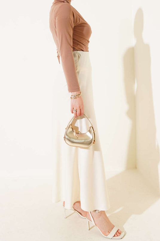 Jupe évasée en satin crème à taille élastique