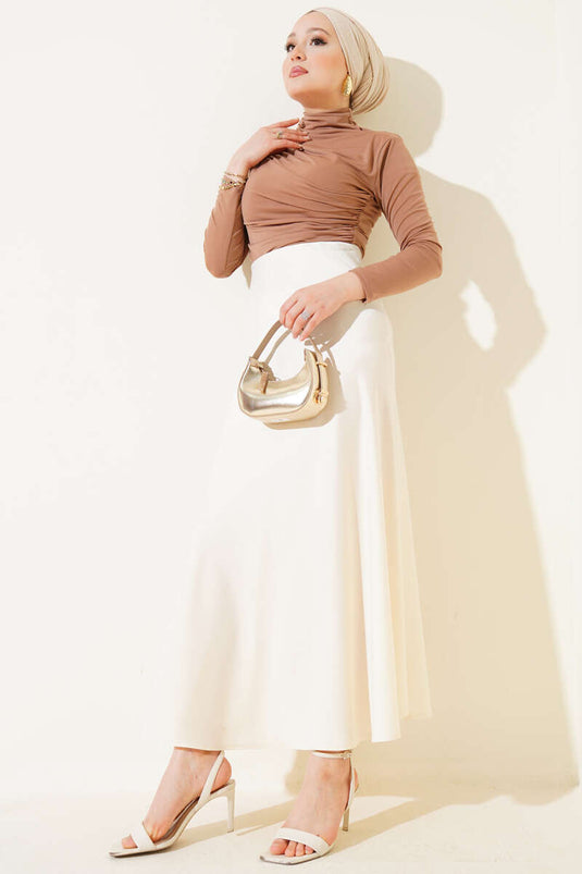 Jupe évasée en satin crème à taille élastique