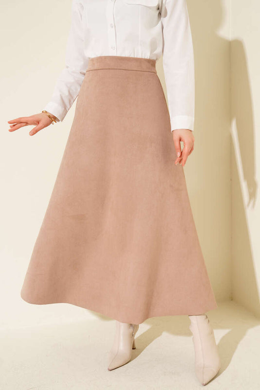 تنورة من الجلد المدبوغ مع حزام مطاطي بلون اللاتيه