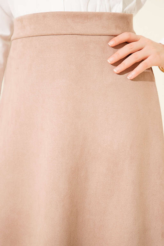 تنورة من الجلد المدبوغ مع حزام مطاطي بلون اللاتيه