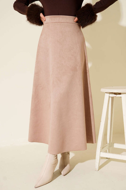 Jupe évasée en daim beige, taille élastiquée.