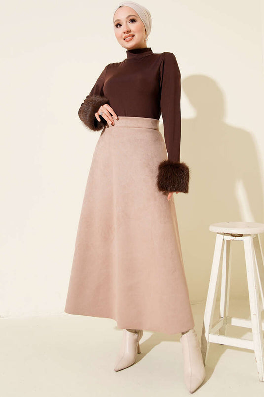 Jupe évasée en daim beige, taille élastiquée.