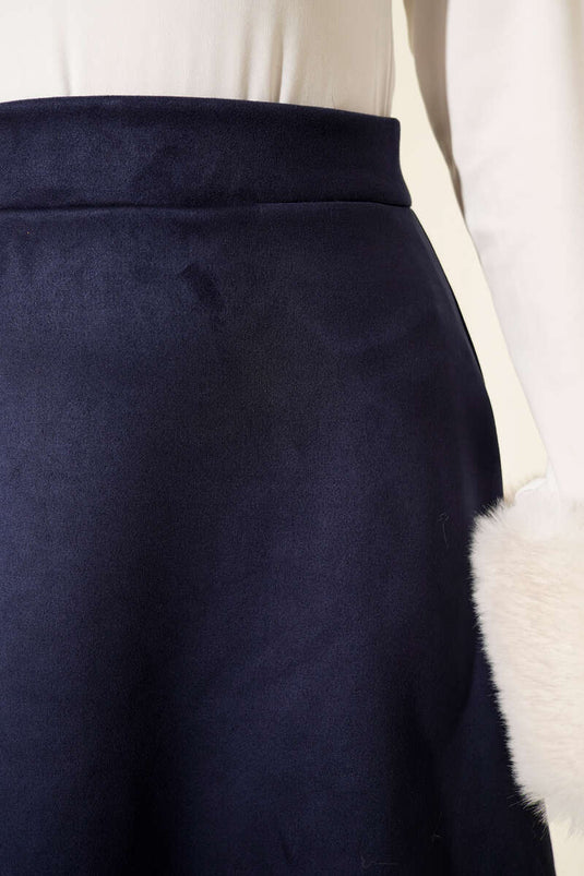 Jupe évasée en daim bleu marine, taille élastiquée.