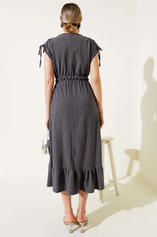 فستان متوسط الطول برقبة على شكل حرف V وخصر مطاطي باللون الدخاني