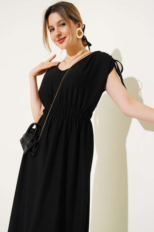 فستان ميدي برقبة على شكل حرف V وخصر مطاطي أسود