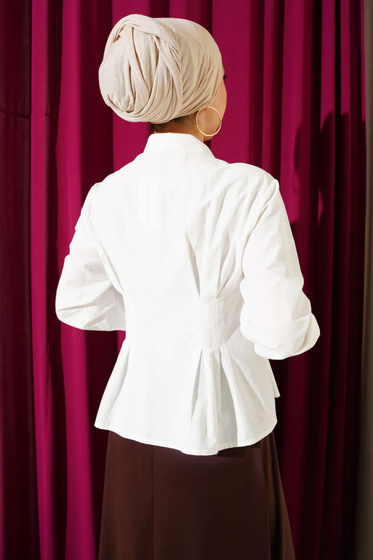 Chemise courte détaillée avec de belles plumes couleur écru