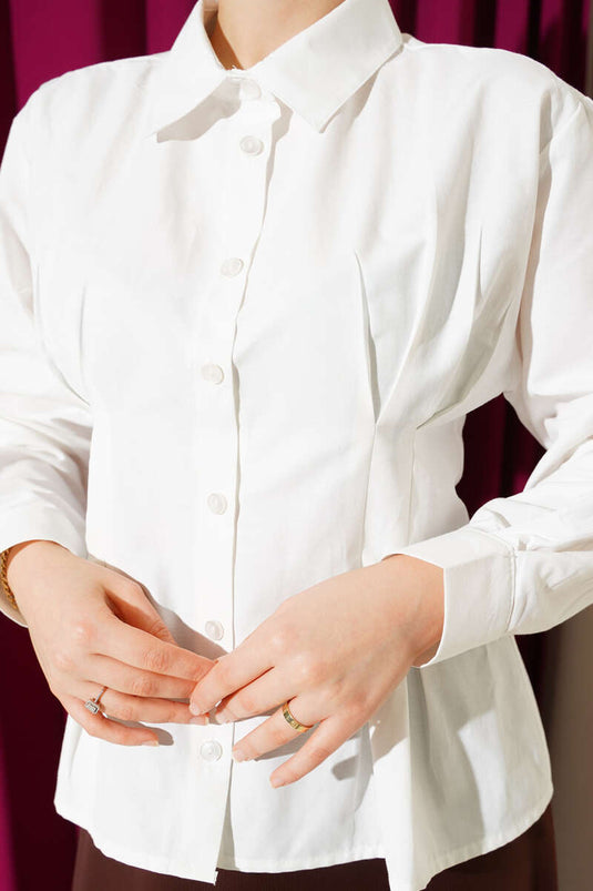 Chemise courte détaillée avec de belles plumes couleur écru