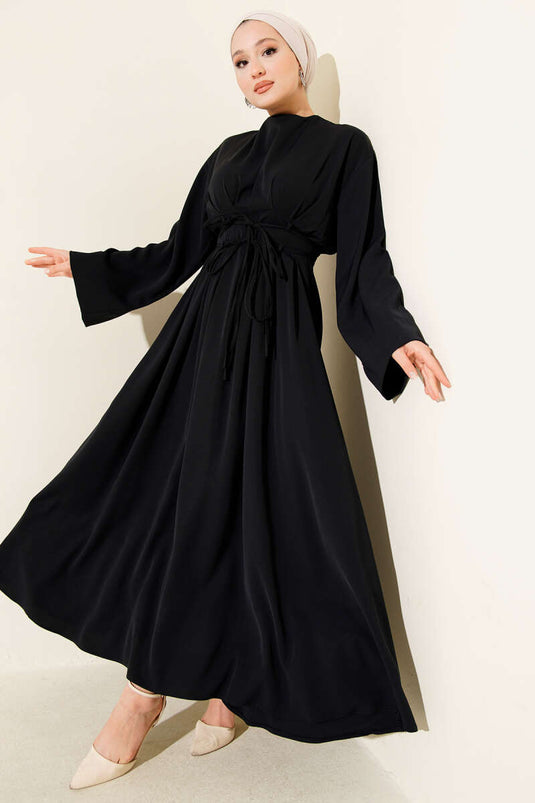 Robe bleu marine avec pinces à la taille et ceinture à bretelles