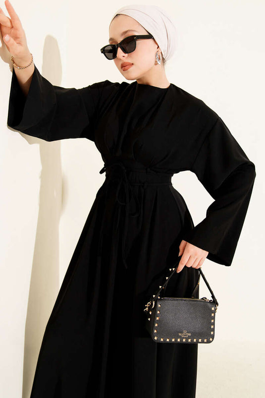 Robe noire à pinces à la taille et ceinture à bretelles