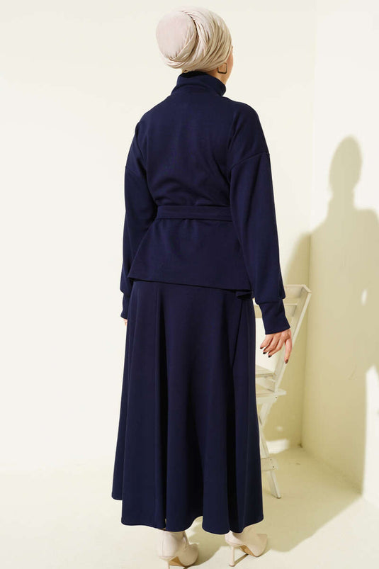 Zweiteiliges Set mit Loyache-Rock mit Gürtel und Abnähern, marineblau.