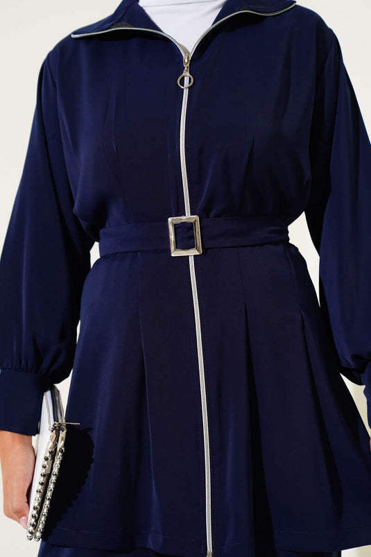 بدلة مكونة من قطعتين بسحاب وحزام وخصر مطوية باللون الأزرق الداكن