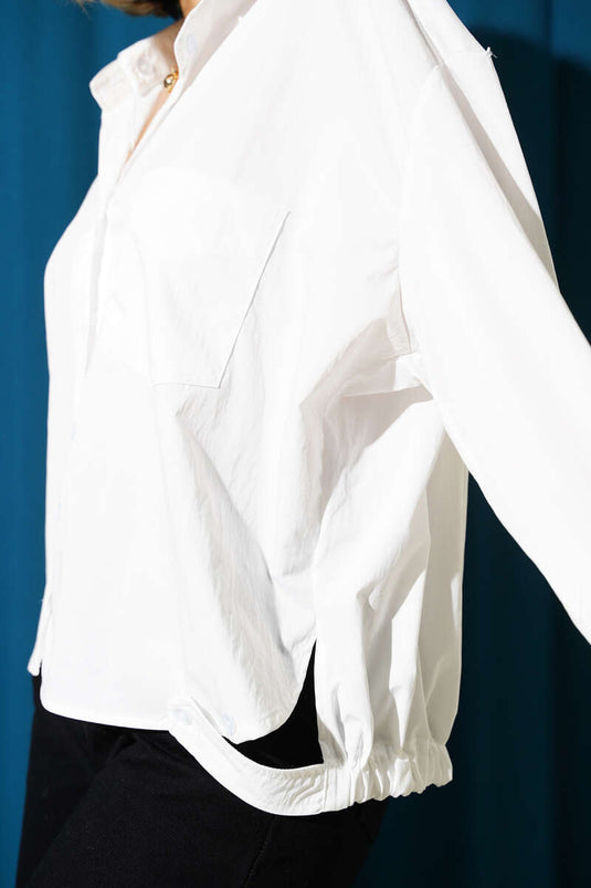 قميص أبيض بحزام وجيب واحد