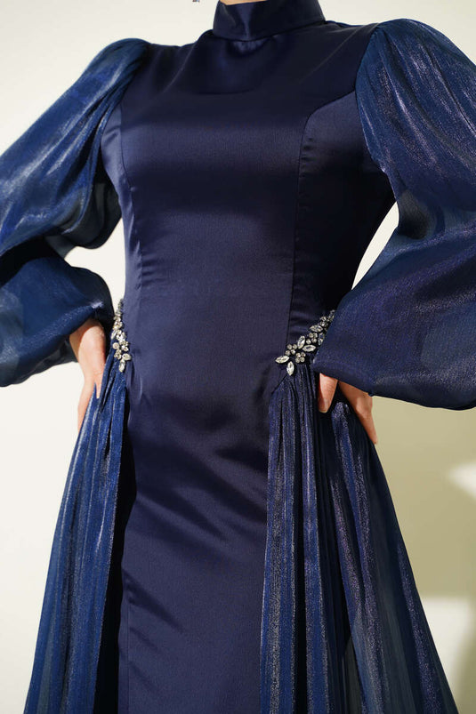 فستان سهرة أزرق كحلي مع عباءة مزينة بالأحجار