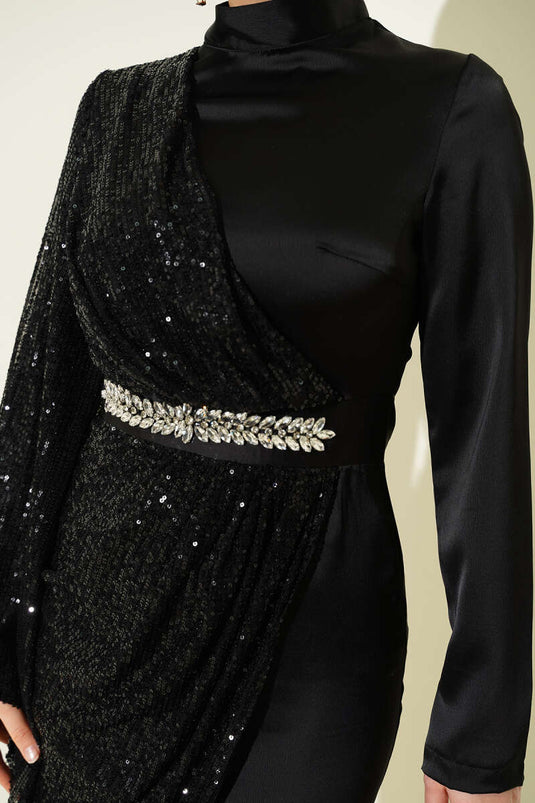 Robe de soirée noire avec taille ornée de pierres et de sequins