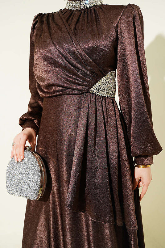 Robe de soirée marron avec pierres décoratives et fronces latérales
